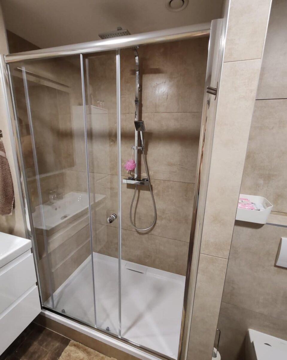 Krásná velkoformátová koupelna s rektifikovanými obklady se sprchovým koutem se sedátkem (Most)