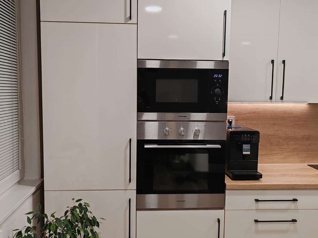 Kuchyň do L v dekoru dřeva v kombinaci s vysokým leskem je nadčasová kombinace (Most)