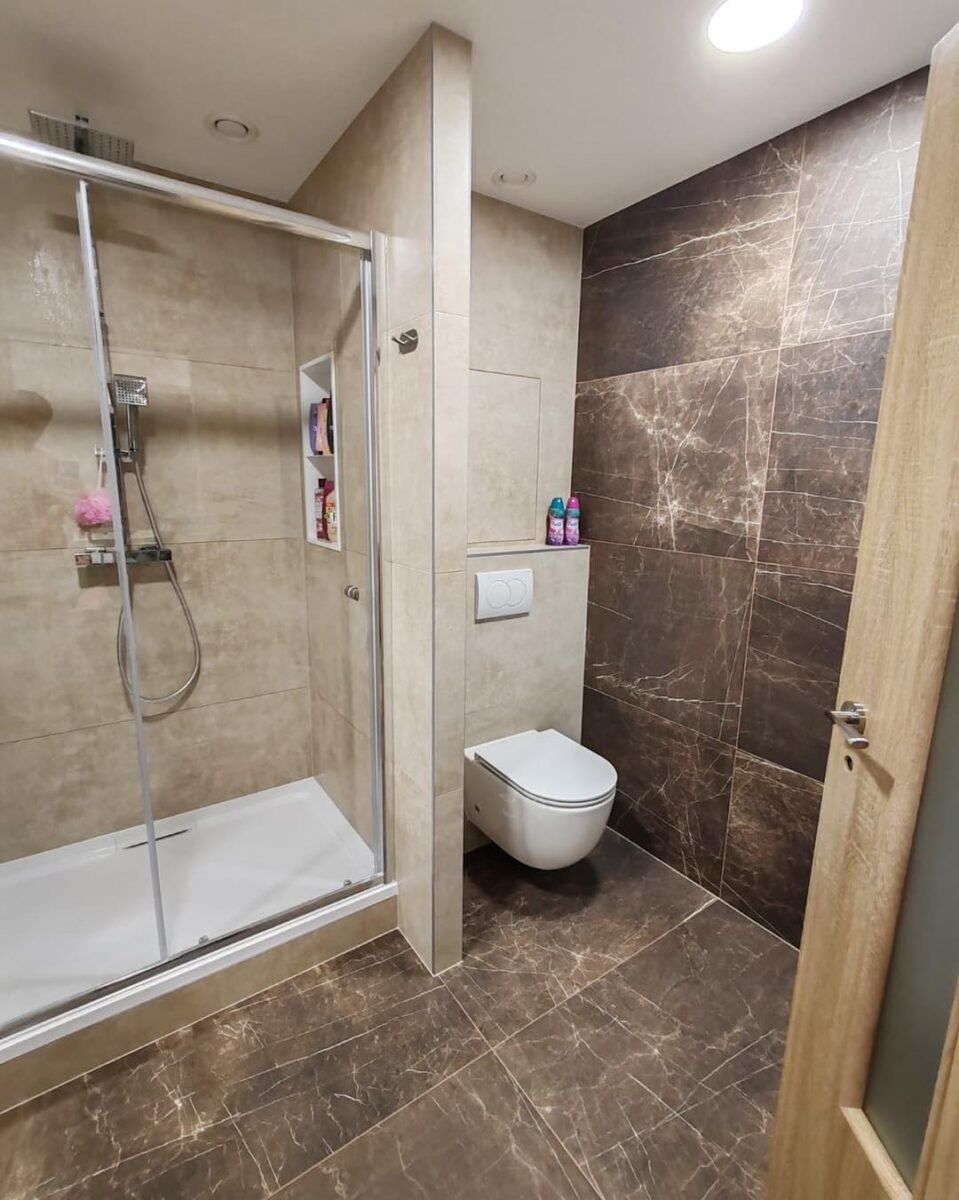 Krásná velkoformátová koupelna s rektifikovanými obklady se sprchovým koutem se sedátkem (Most)