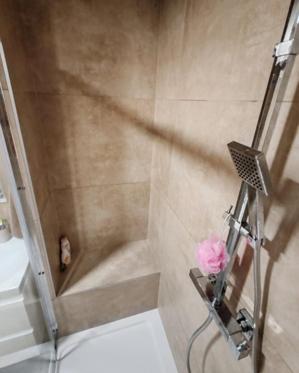 Krásná velkoformátová koupelna s rektifikovanými obklady se sprchovým koutem se sedátkem (Most)