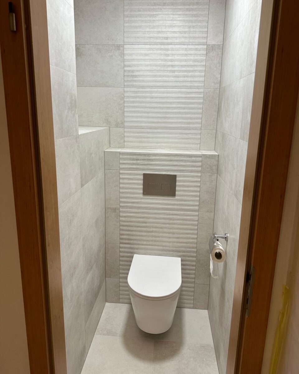 Krásná moderní koupelna v šedých barvách s velkou vanou a samostatným WC (Most)