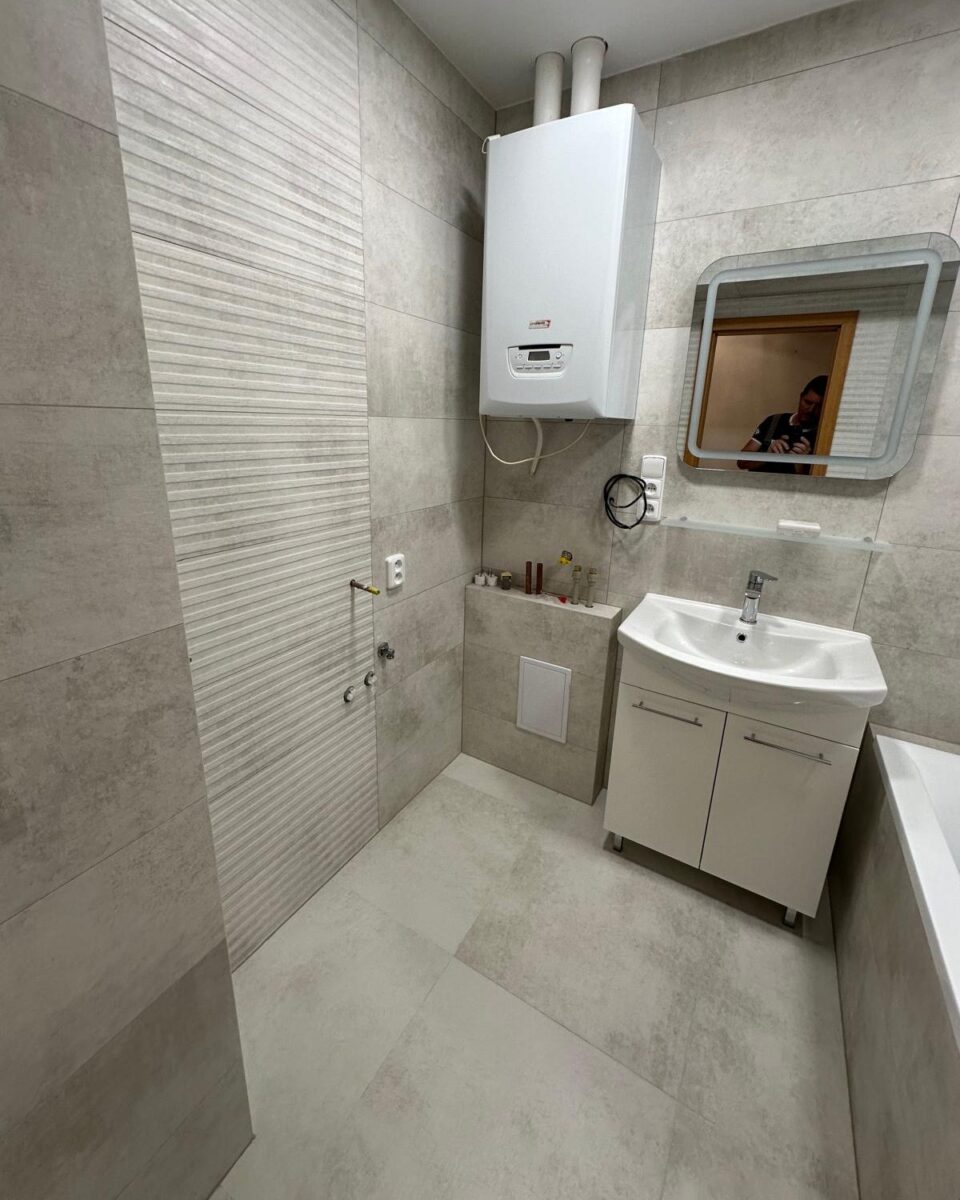 Krásná moderní koupelna v šedých barvách s velkou vanou a samostatným WC (Most)