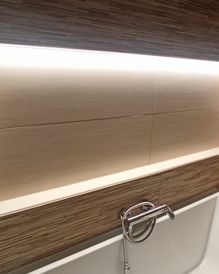 Krásná koupelna v krémových barvách v kombinaci s hnědou (Chomutov)