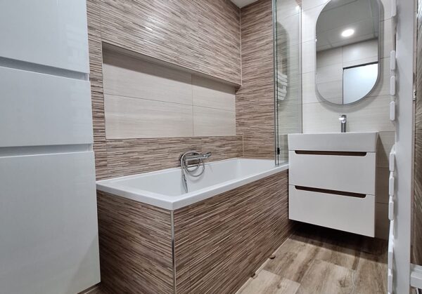 Krásná koupelna v krémových barvách v kombinaci s hnědou (Chomutov)