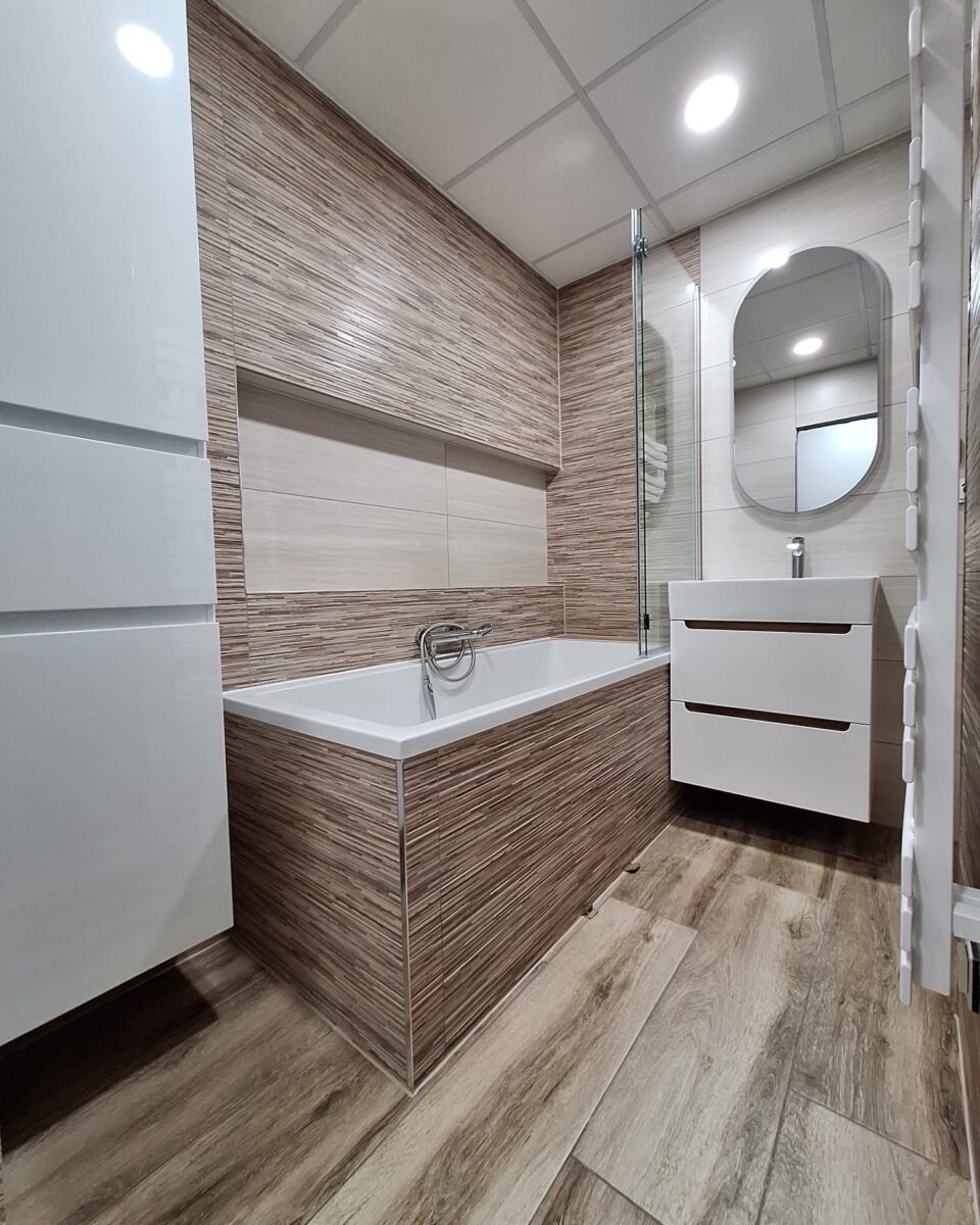 Krásná koupelna v krémových barvách v kombinaci s hnědou (Chomutov)