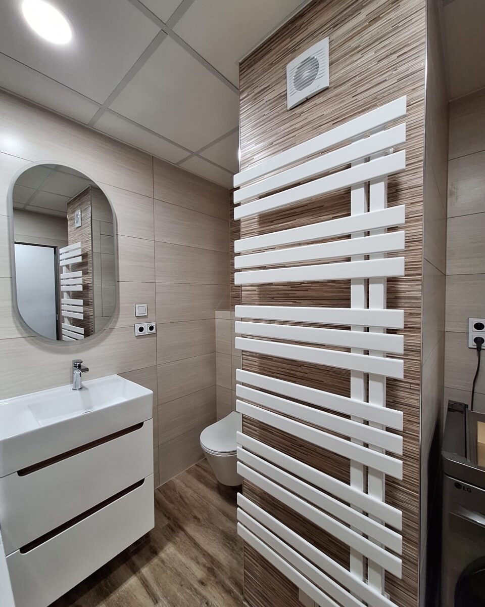 Krásná koupelna v krémových barvách v kombinaci s hnědou (Chomutov)