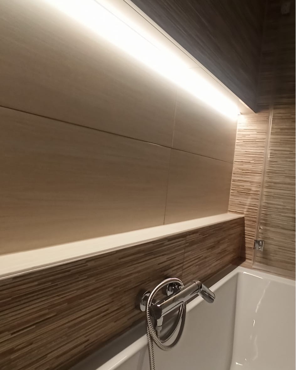 Krásná koupelna v krémových barvách v kombinaci s hnědou (Chomutov)