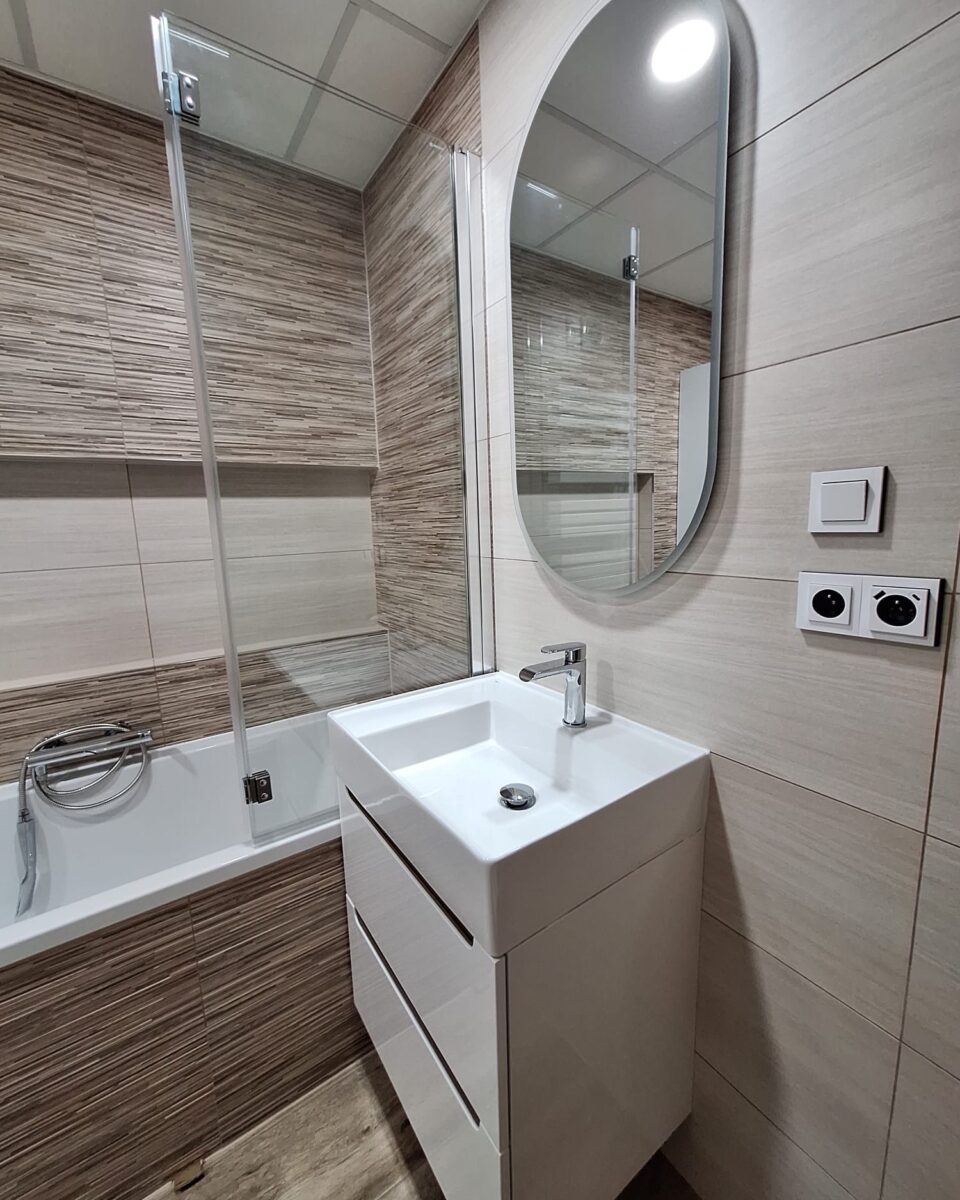 Krásná koupelna v krémových barvách v kombinaci s hnědou (Chomutov)