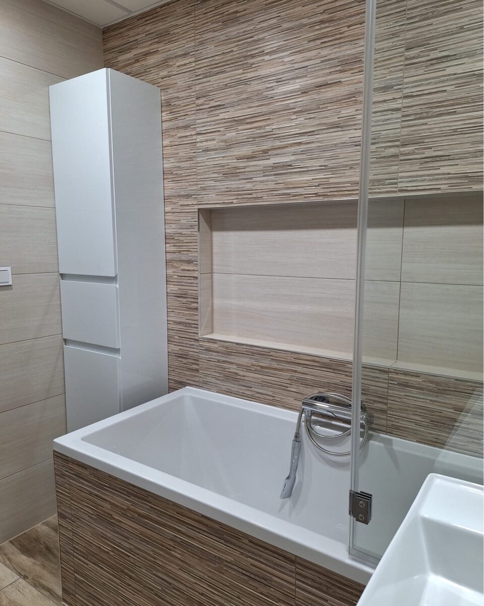 Krásná koupelna v krémových barvách v kombinaci s hnědou (Chomutov)