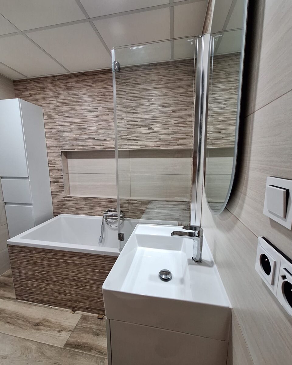 Krásná koupelna v krémových barvách v kombinaci s hnědou (Chomutov)