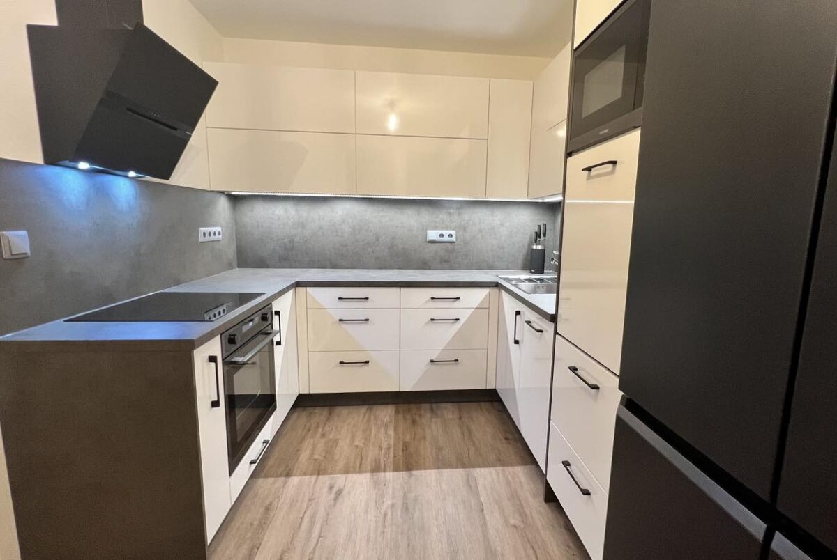 Bílo šedá kuchyň do U s velkým úložným prostorem (Most)