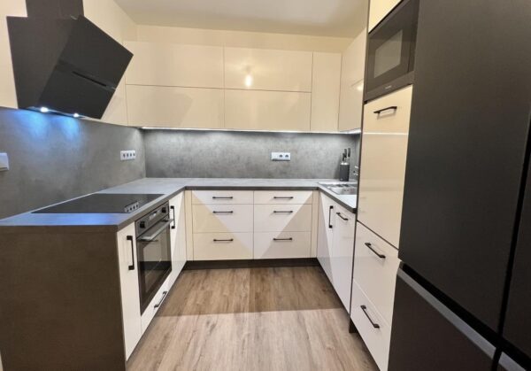 Bílo šedá kuchyň do U s velkým úložným prostorem (Most)