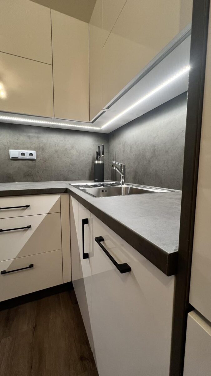 Bílo šedá kuchyň do U s velkým úložným prostorem (Most)