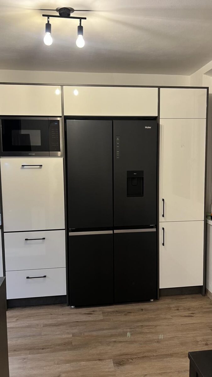 Bílo šedá kuchyň do U s velkým úložným prostorem (Most)