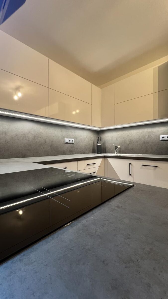 Bílo šedá kuchyň do U s velkým úložným prostorem (Most)