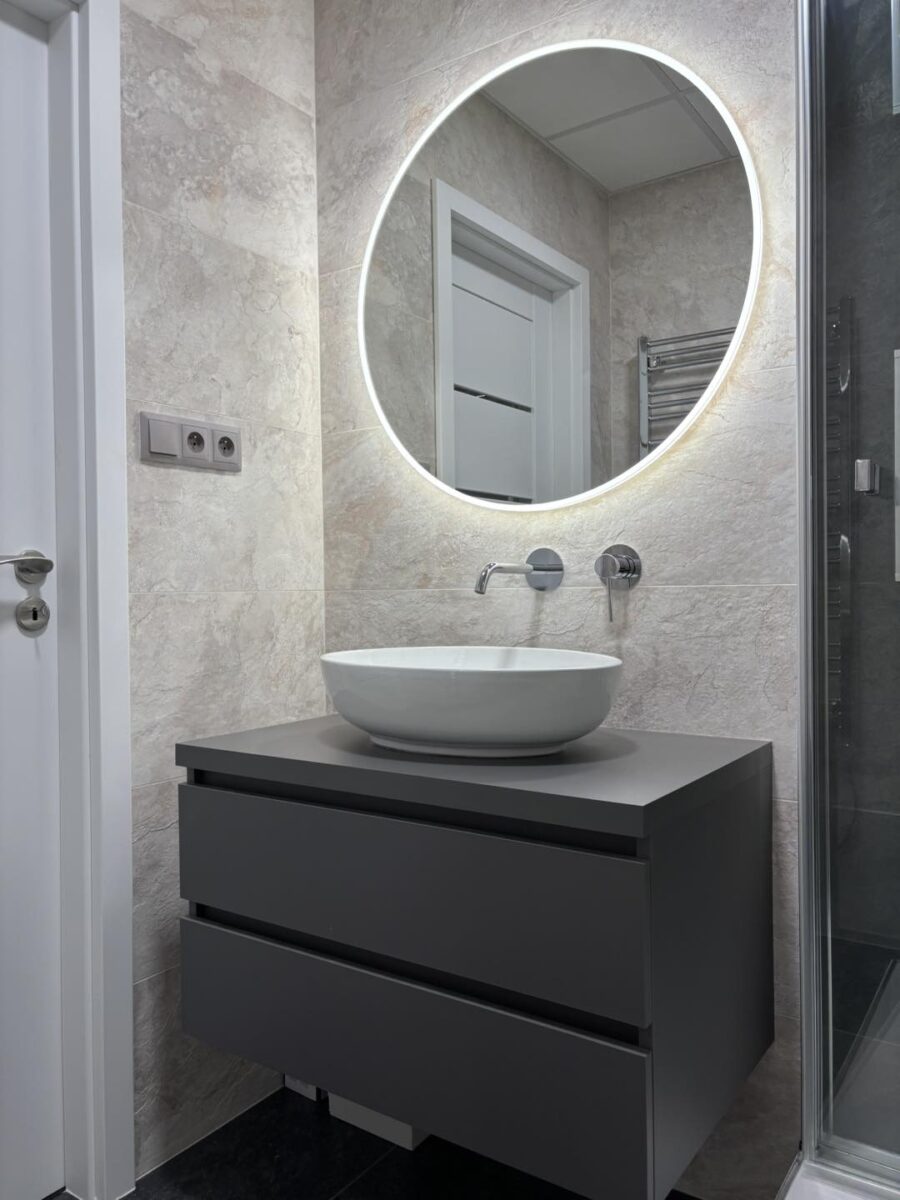 Malá černo-šedá koupelna s krásnými obklady v imitaci břidlice (Most)