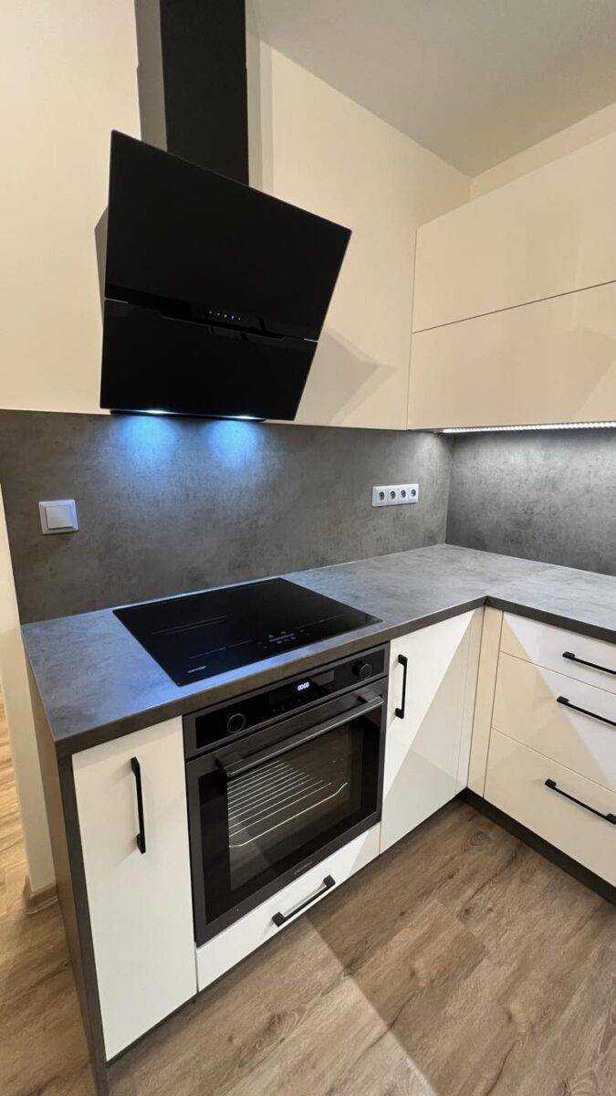 Bílo šedá kuchyň do U s velkým úložným prostorem (Most)