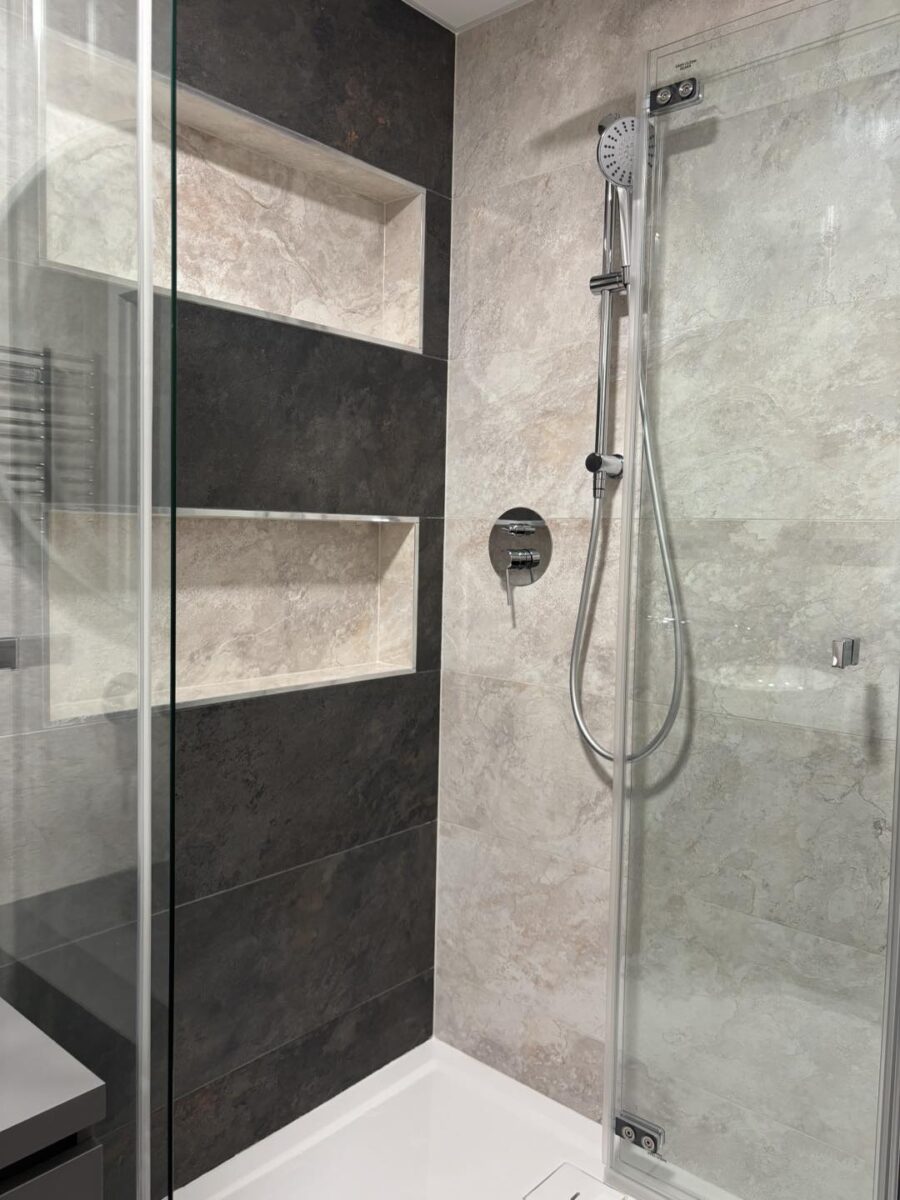 Malá černo-šedá koupelna s krásnými obklady v imitaci břidlice (Most)