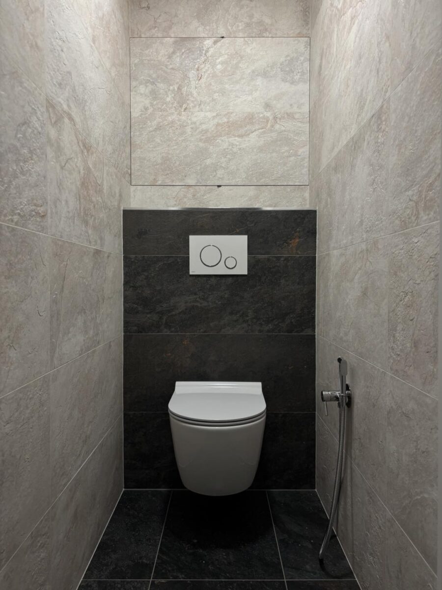 Malá černo-šedá koupelna s krásnými obklady v imitaci břidlice (Most)