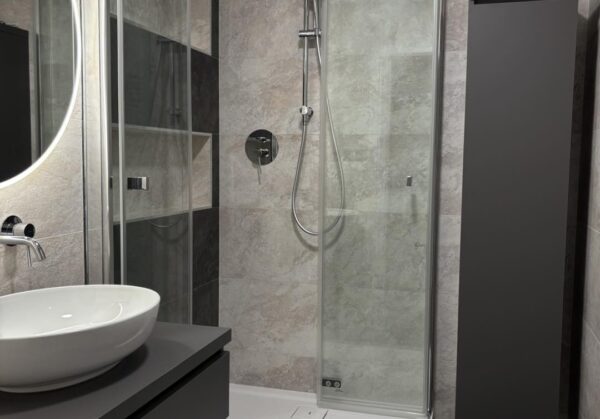 Malá černo-šedá koupelna s krásnými obklady v imitaci břidlice (Most)