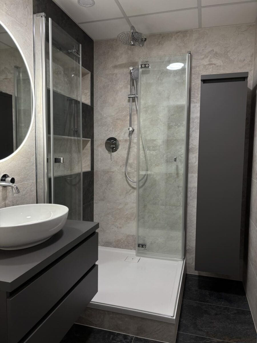 Malá černo-šedá koupelna s krásnými obklady v imitaci břidlice (Most)