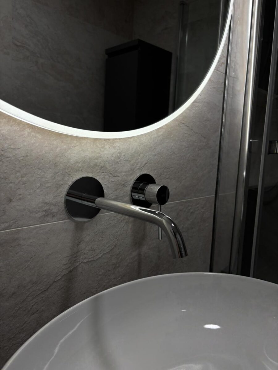 Malá černo-šedá koupelna s krásnými obklady v imitaci břidlice (Most)