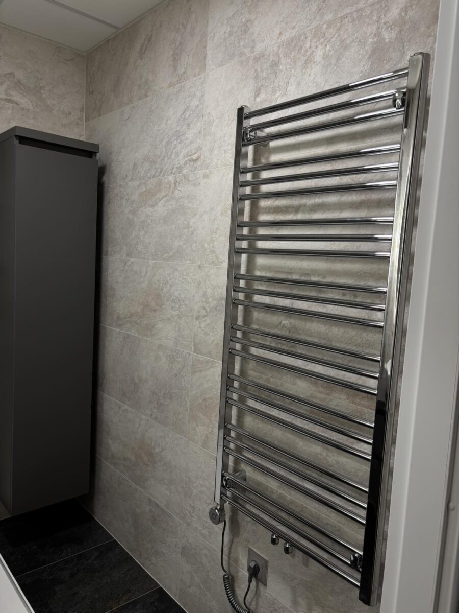 Malá černo-šedá koupelna s krásnými obklady v imitaci břidlice (Most)