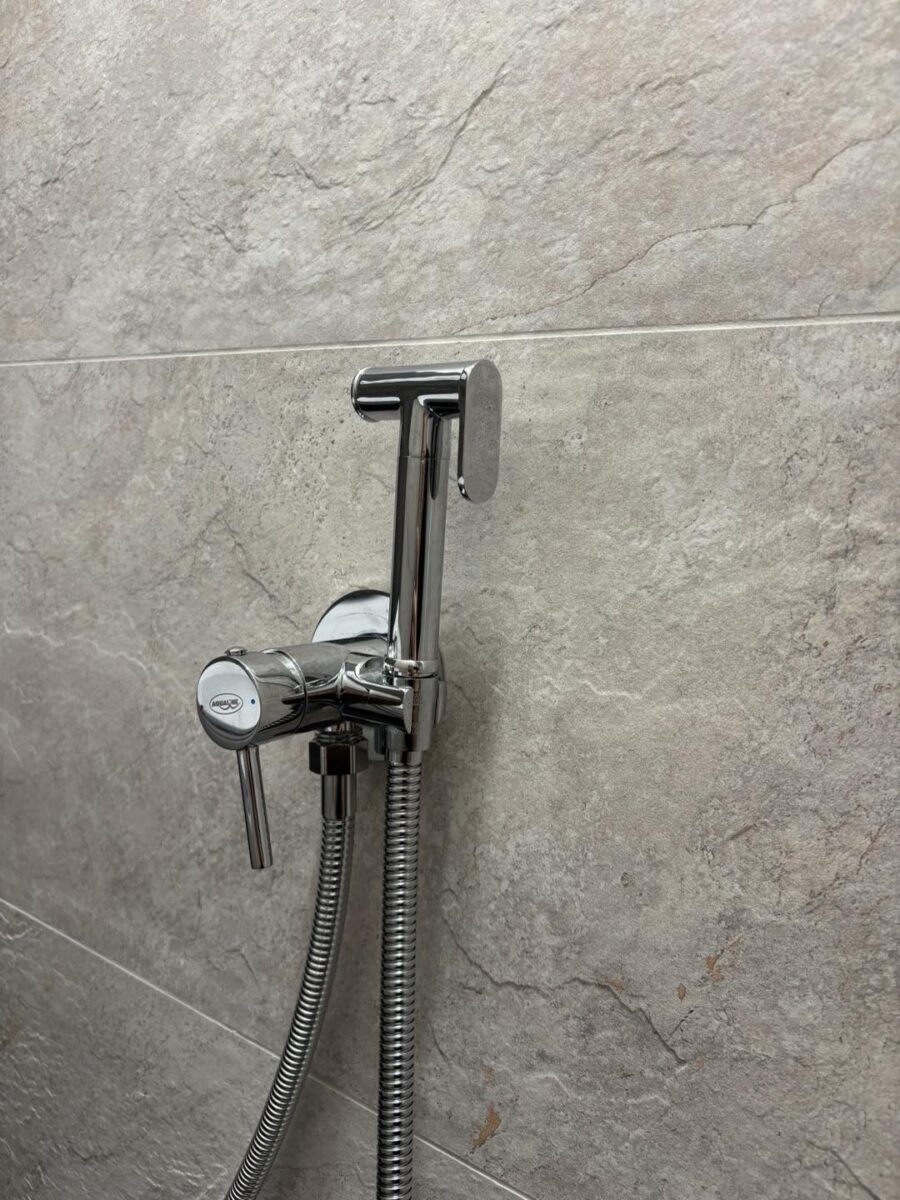 Malá černo-šedá koupelna s krásnými obklady v imitaci břidlice (Most)