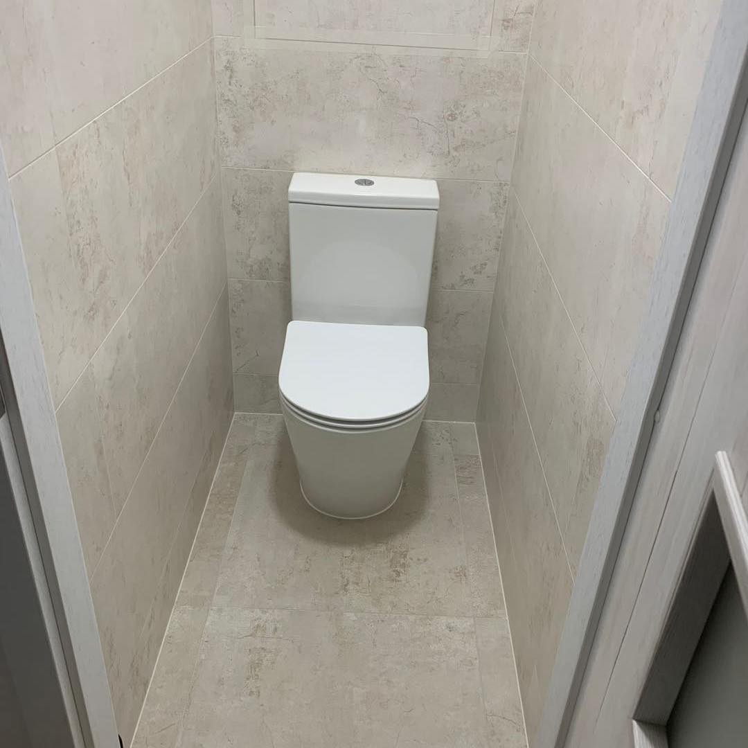 Světlá koupelna s dekorem dřeva, sprchovým sedátkem a nikou (Most)