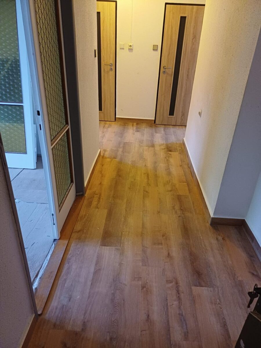 Šedá koupelna se sprchovým koutem a praktickou vestavěnou nikou (Most)