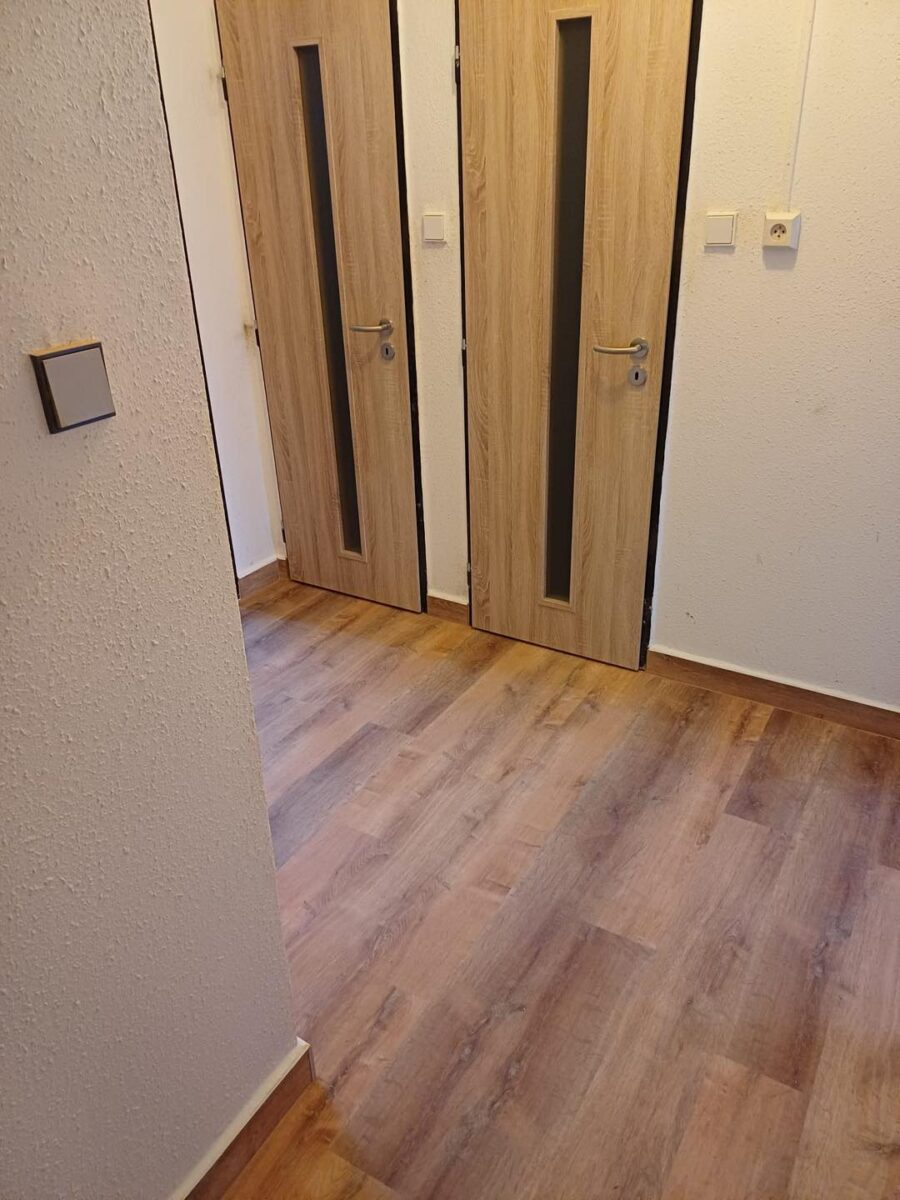Šedá koupelna se sprchovým koutem a praktickou vestavěnou nikou (Most)