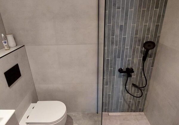 Šedá koupelna pro hosty s walk-in sprchovým koutem a pisoárem (Most)