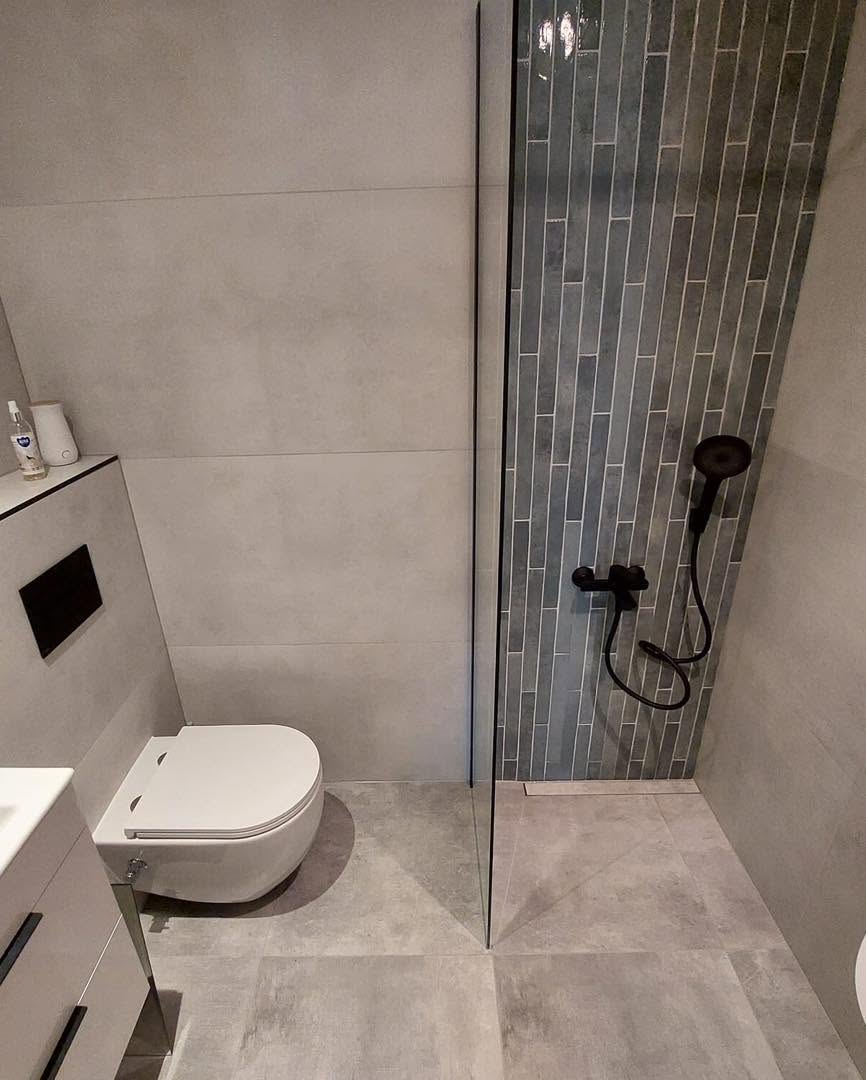 Šedá koupelna pro hosty s walk-in sprchovým koutem a pisoárem (Most)