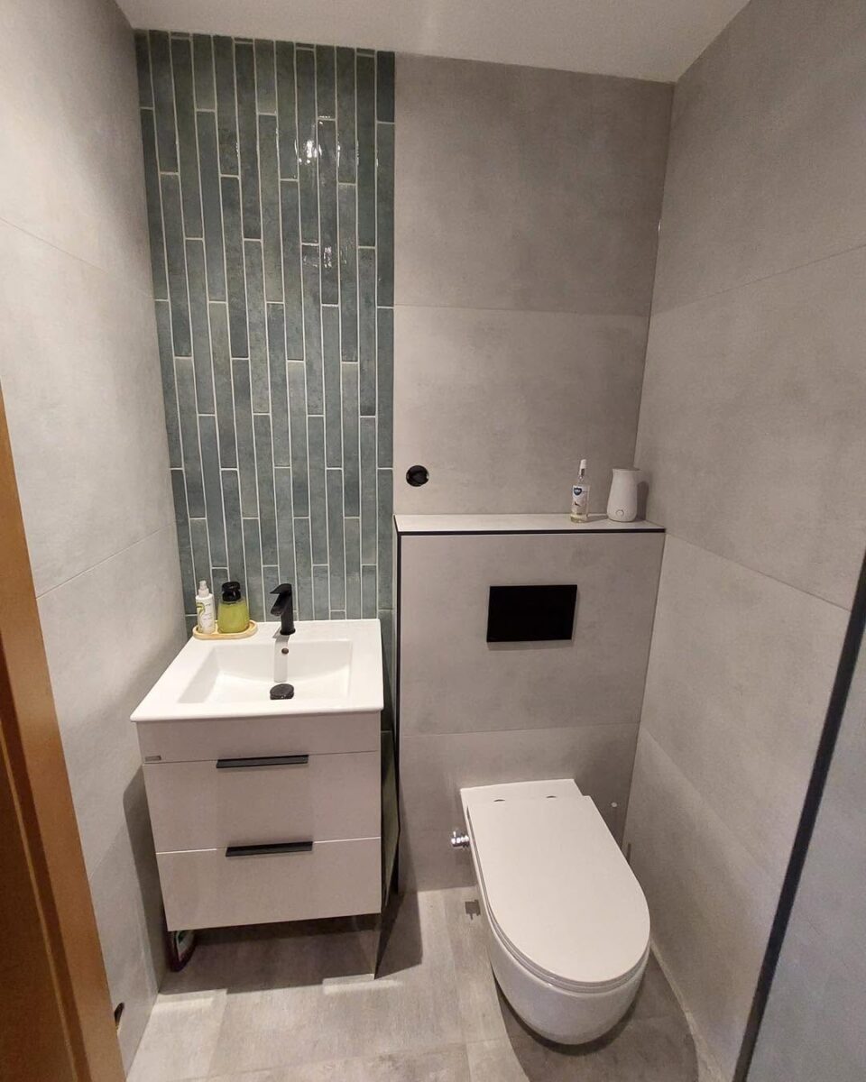 Šedá koupelna pro hosty s walk-in sprchovým koutem a pisoárem (Most)