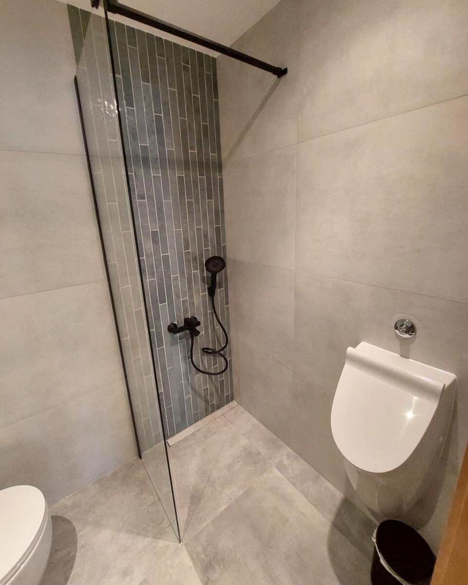 Šedá koupelna pro hosty s walk-in sprchovým koutem a pisoárem (Most)