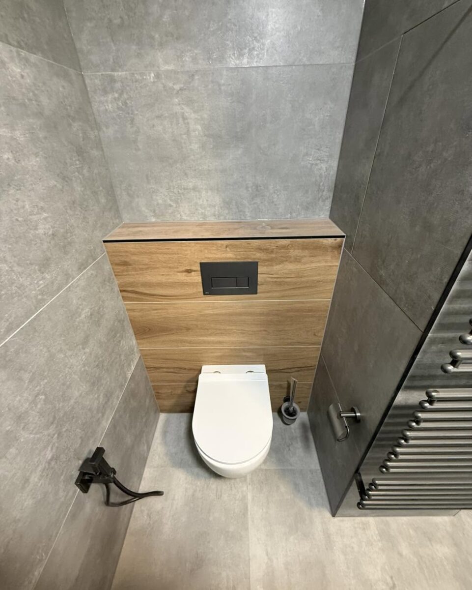 Kompletní rekonstrukce panelákového bytu – elegantní šedá koupelna
