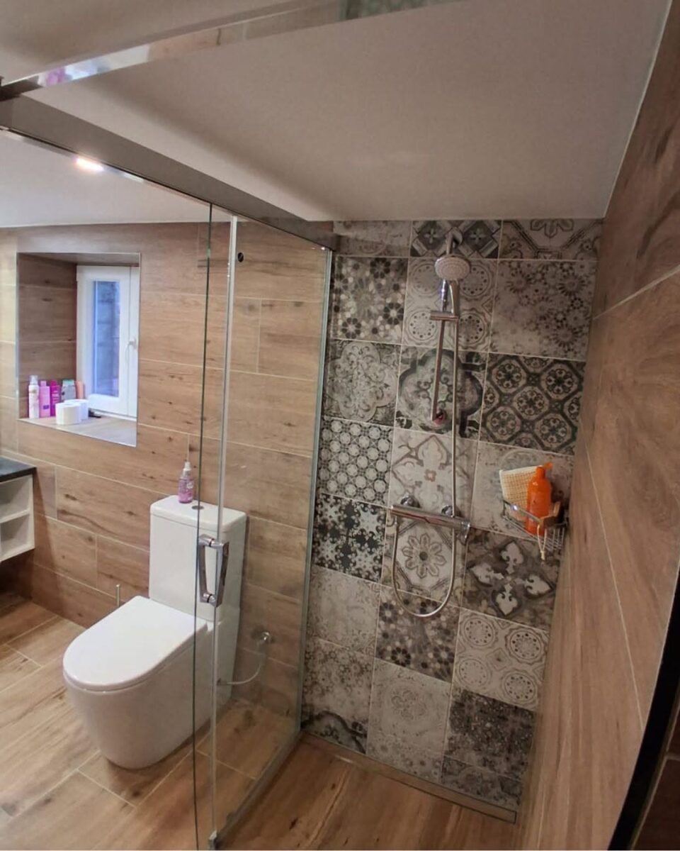 Koupelna s asymetrickou vanou a prostorným walk-in sprchovým koutem (Most)