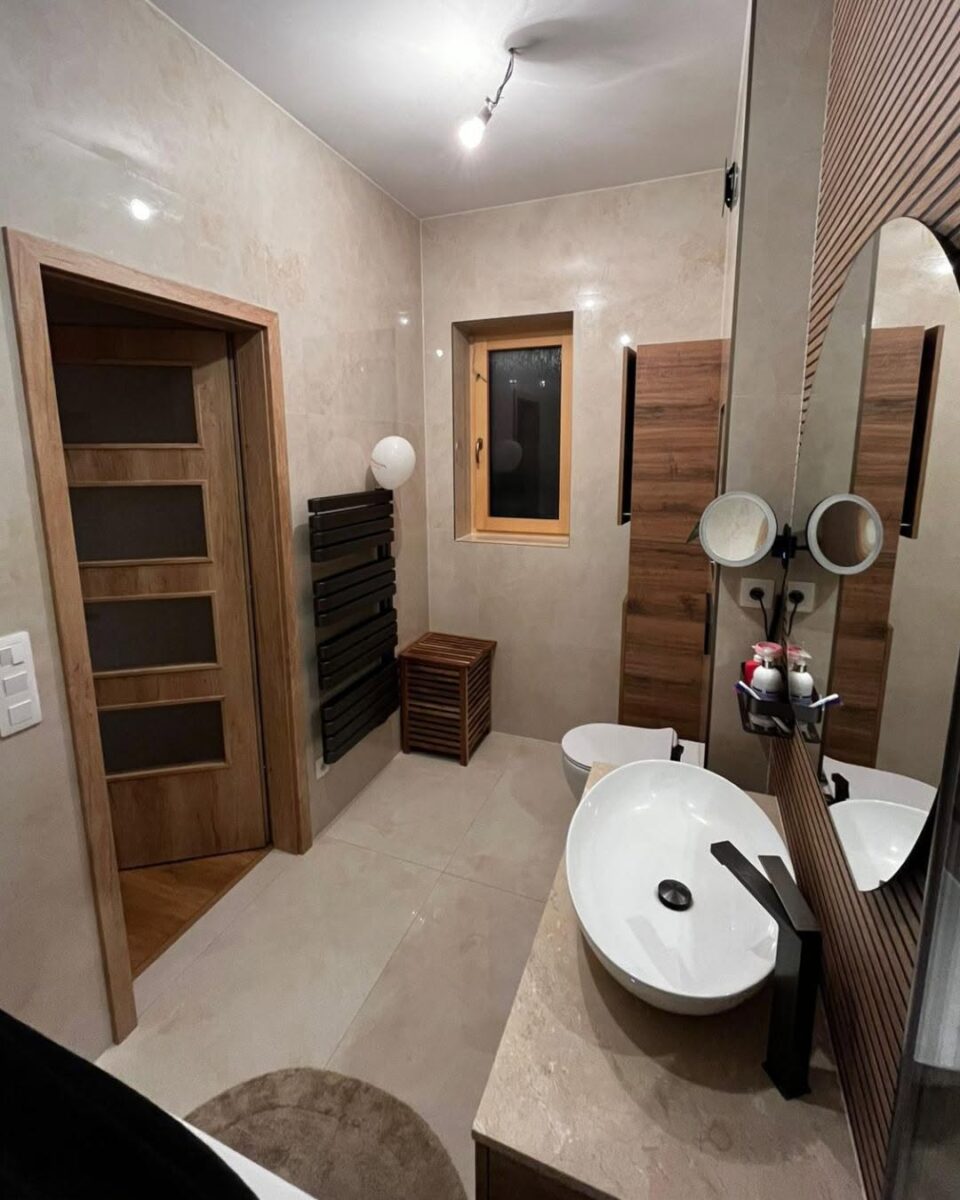 Hnědo béžová koupelna s vanou a nikou s LED osvětlením (Most)