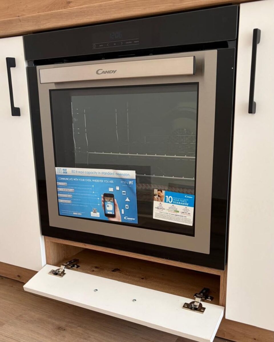 Bílo hnědá kuchyň do L v paneláku 2+0 s vestavnou myčkou 45 cm a dalšími spotřebiči (Most)