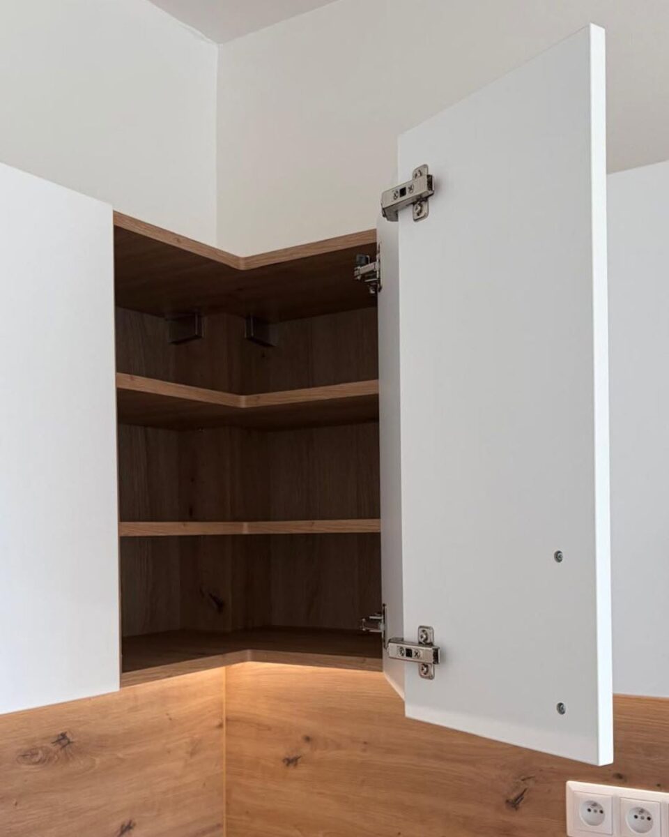 Bílo hnědá kuchyň do L v paneláku 2+0 s vestavnou myčkou 45 cm a dalšími spotřebiči (Most)