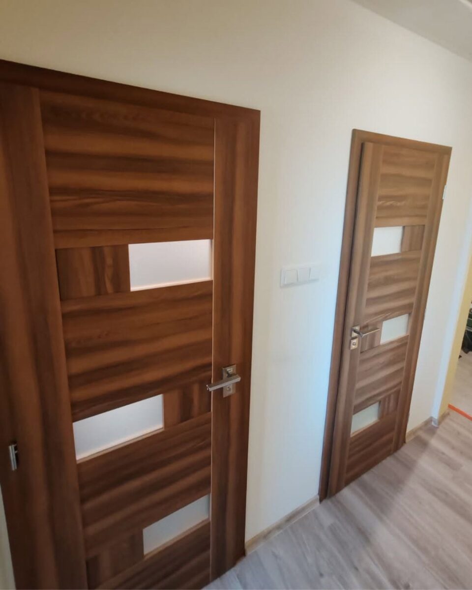 Zajímavá hnědá koupelna s velkou sprchovou nikou se sedátkem (Most)
